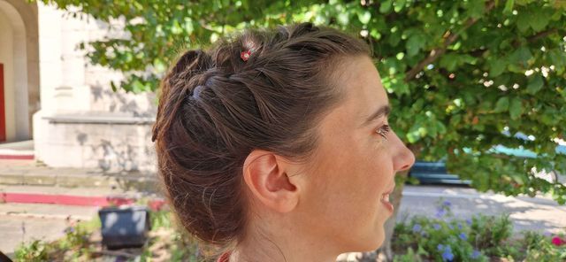 Chignon avec tresse, arbre en arrière plan