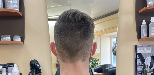 Homme aux cheveux courts, vue de dos