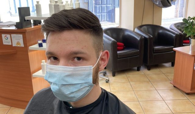 Jeune homme aux cheveux courts portant un masque de protection