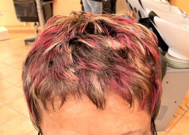 Cheveux courts avec mèches blondes et roses