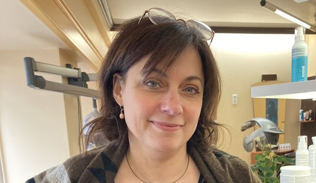 Femme avec lunettes de vue au-dessus de la tête