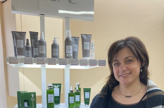 Femme devant un présentoir de produits capillaires