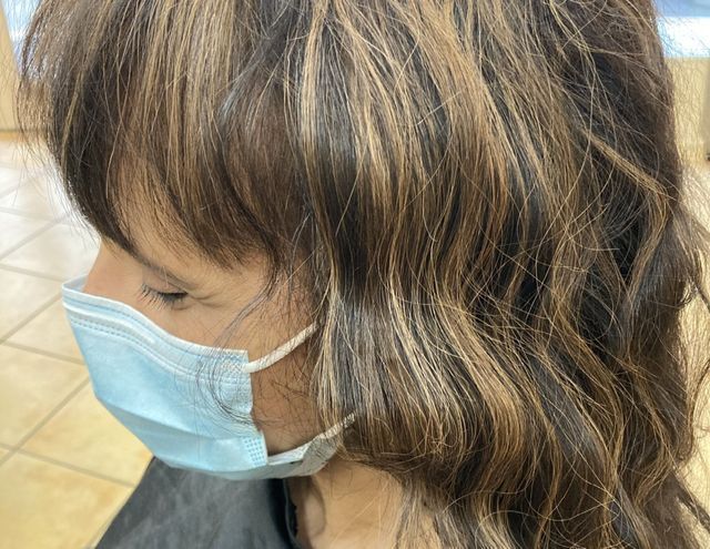 Mèches blondes sur cheveux bruns