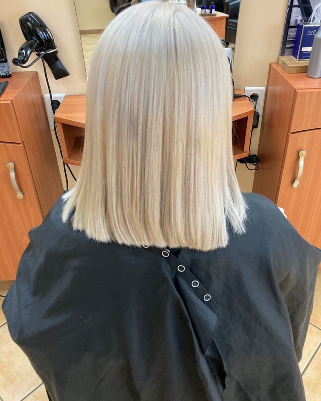 Cheveux blond platine épointés