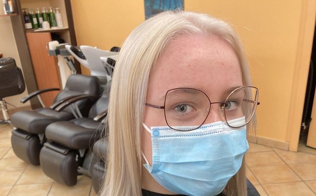 Femme blonde portant des lunettes et un masque de protection sur le visage