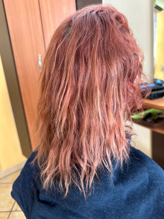 Cheveux mi-longs cuivrés