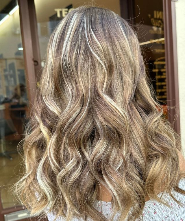 Cheveux longs blonds ondulés