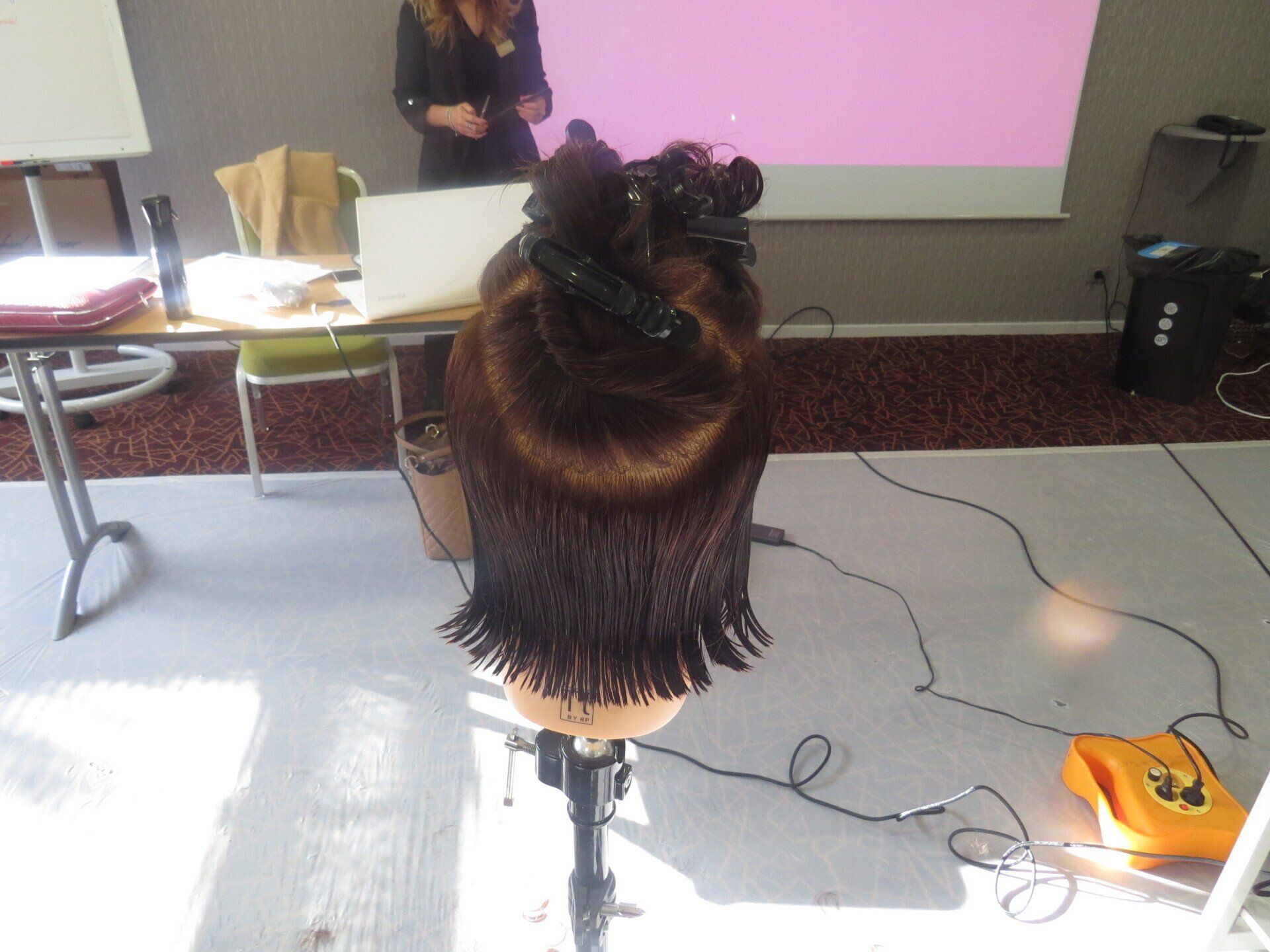 Tête à coiffer avec épingles à cheveux