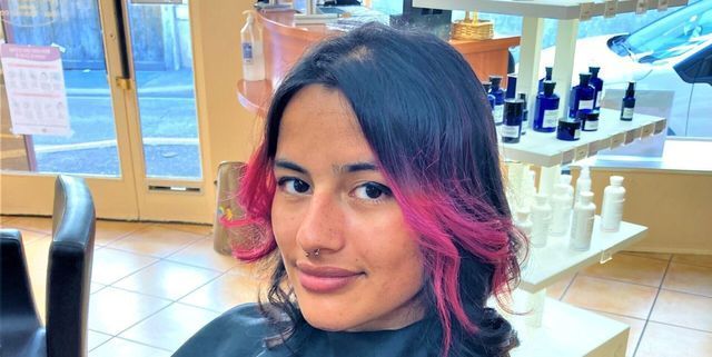 Mèches rose fuchsia sur cheveux noir corbeau