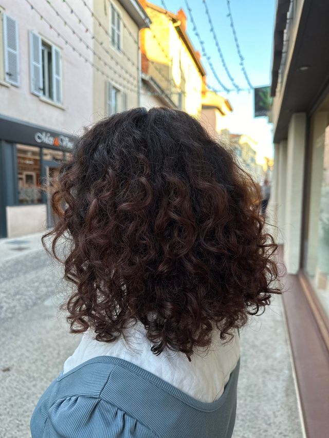 Cheveux bouclés avec reflets violines