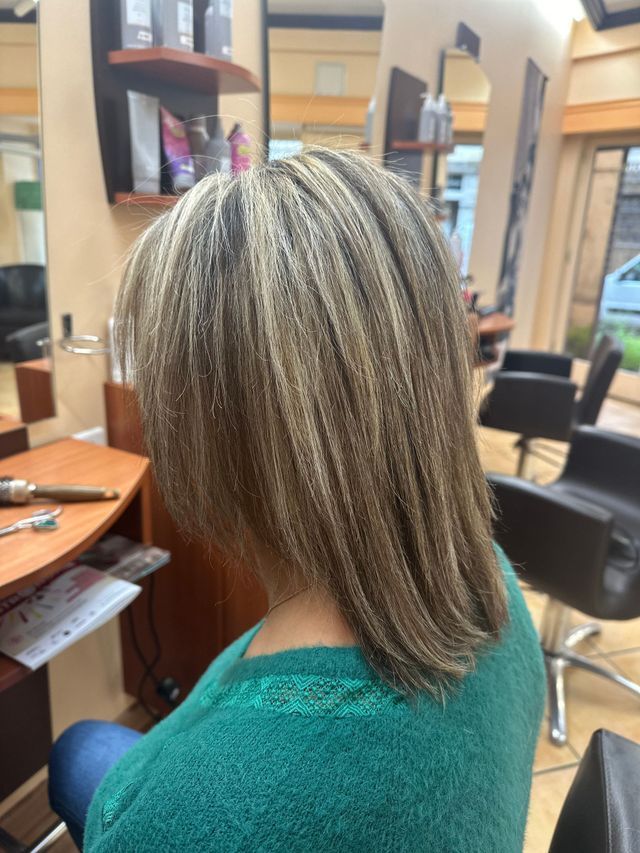 Cheveux blonds mi-longs