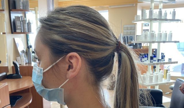 Adolescente avec cheveux en queue-de-cheval et balayage blond