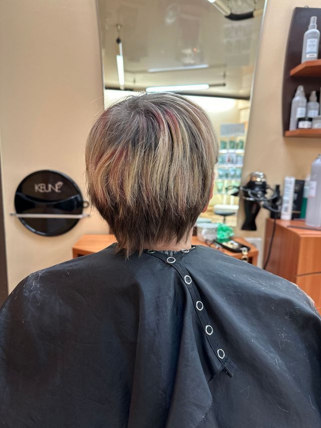 Cheveux courts au bol avec balayage blond et mèches rouges