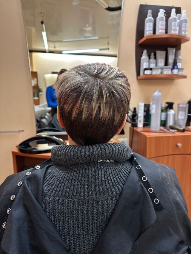 Cheveux courts au bol avec mèches blondes