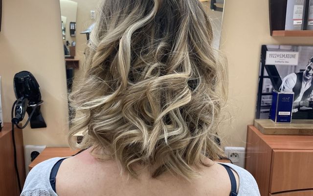Cheveux mi-longs blonds et bouclés