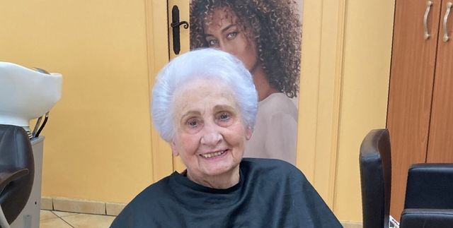 Dame âgée avec cheveux blancs et courts 