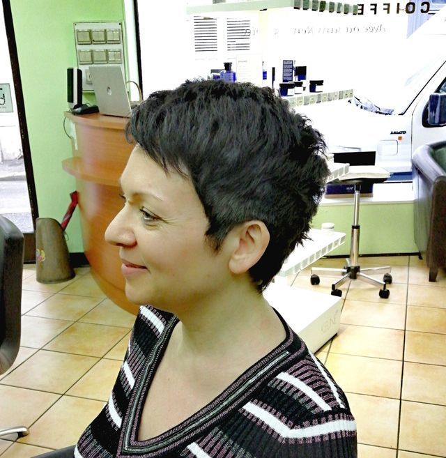 Femme aux cheveux courts bruns et pull rayés