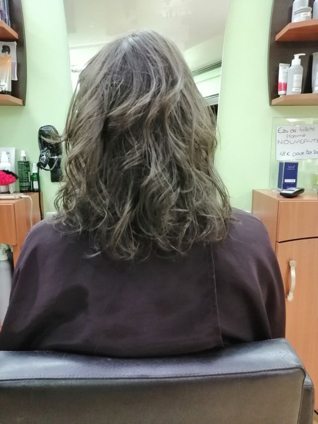 Cheveux bruns ondulés vue de dos