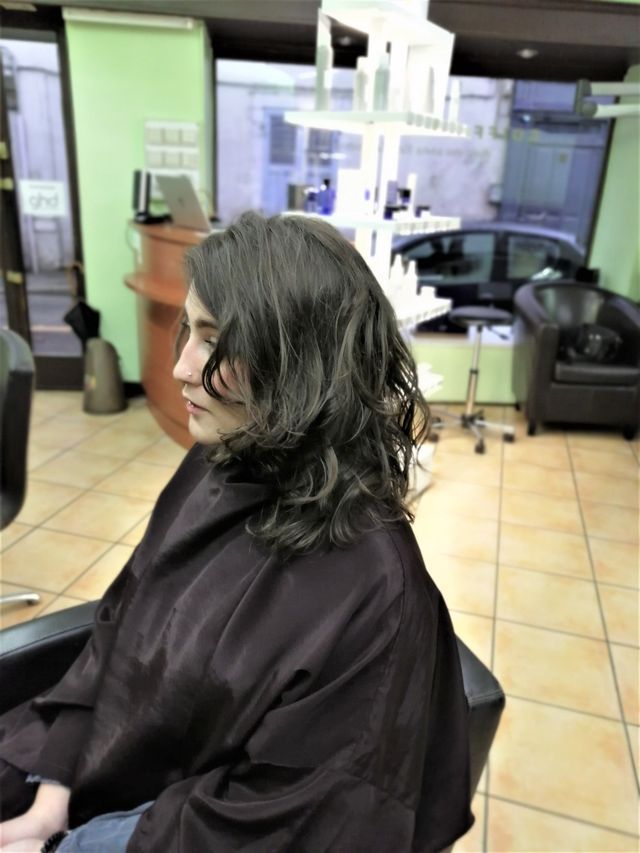 Cheveux bruns ondulés