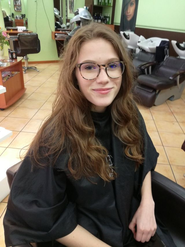 Jeune femme aux cheveux longs ondulés avec reflets roux