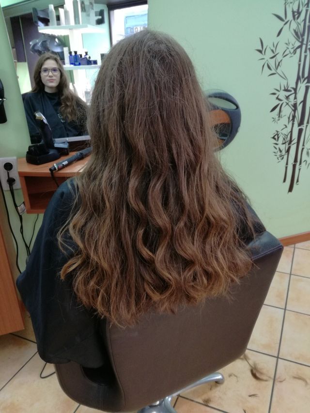 Longs cheveux ondulés avec reflets