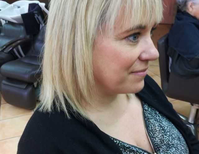 Cheveux blonds au carré avec frange, vue de profil