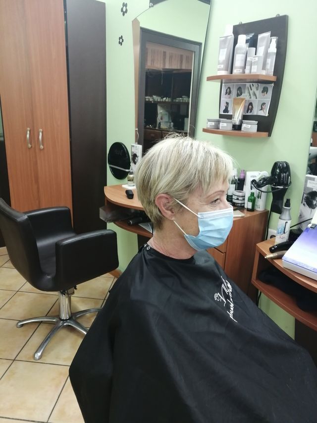 Cheveux blonds méchés avec carré au bol vue de profil