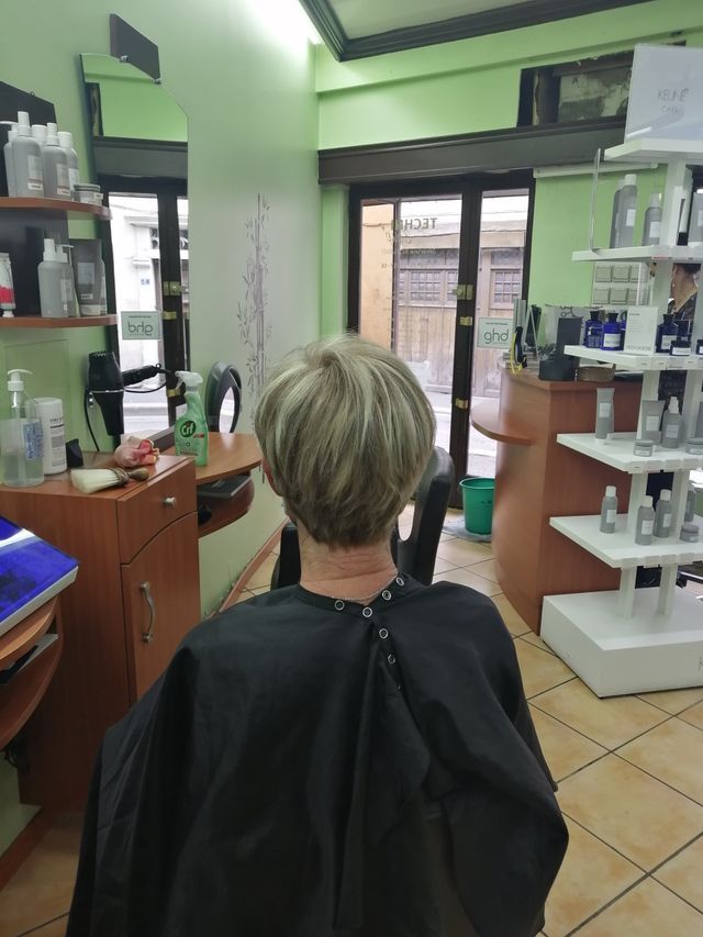 Cheveux blonds méchés avec carré au bol