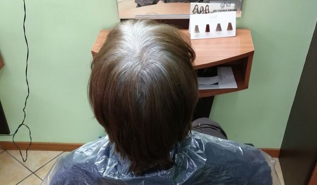 Cheveux courts avec racines blanches