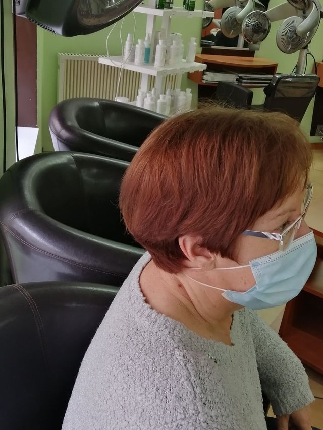 Carré au bol sur cheveux auburn