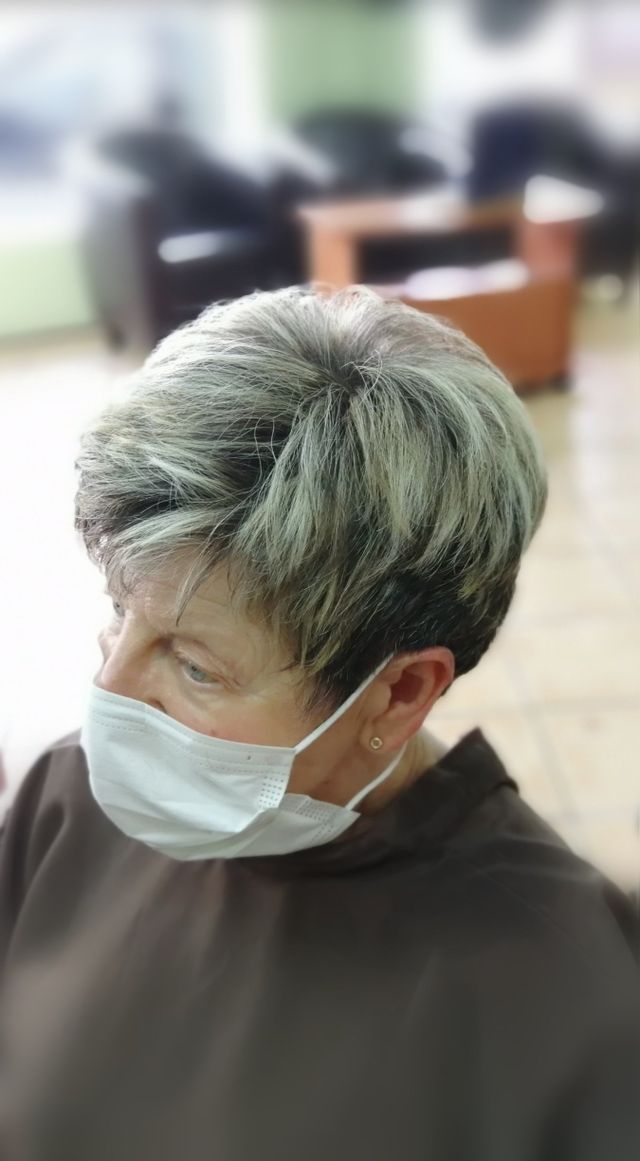 Coupe courte avec mèches blondes