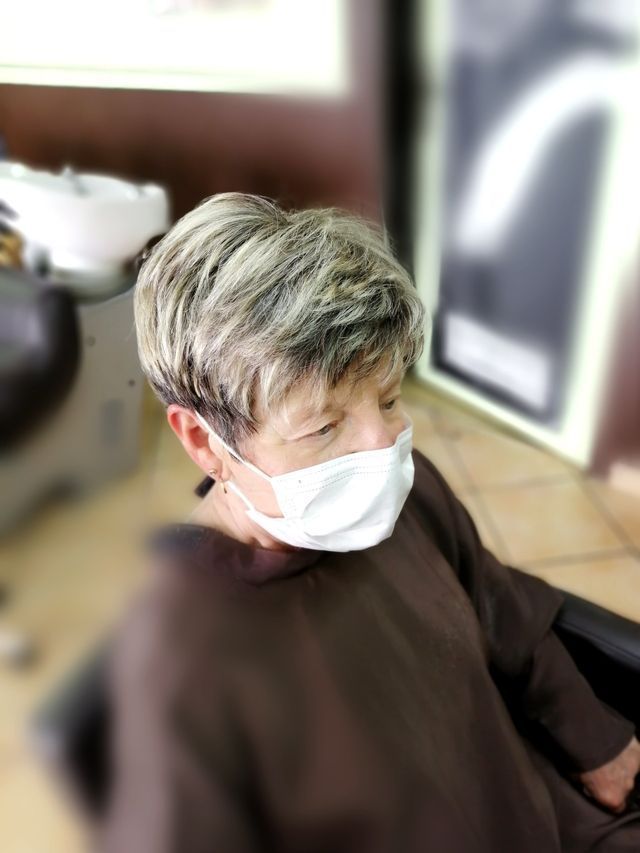 Cheveux courts avec mèches blondes