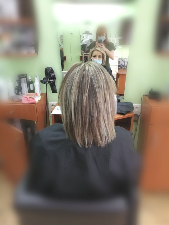 Femme avec cheveux mi-longs avec mèches blondes