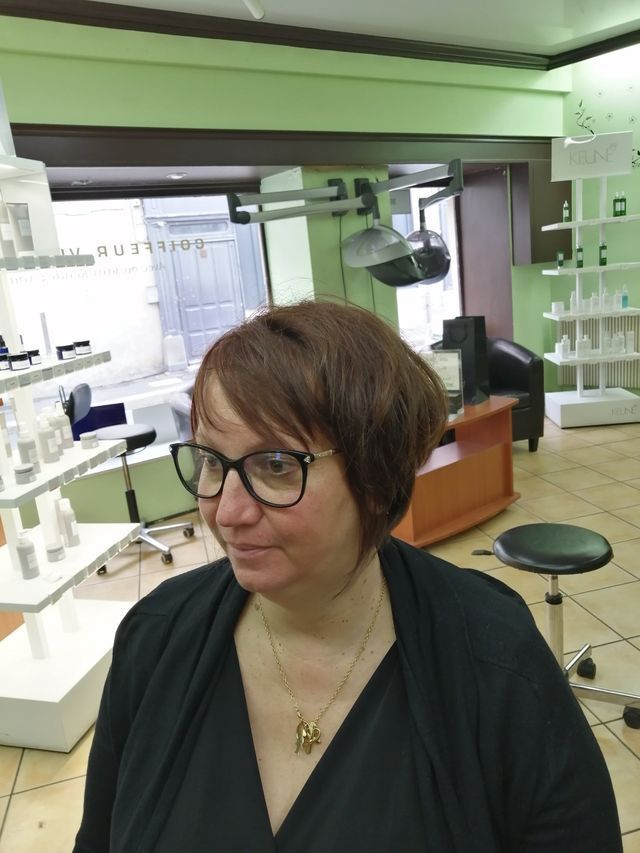 Femme portant des lunettes avec un carré dégradé