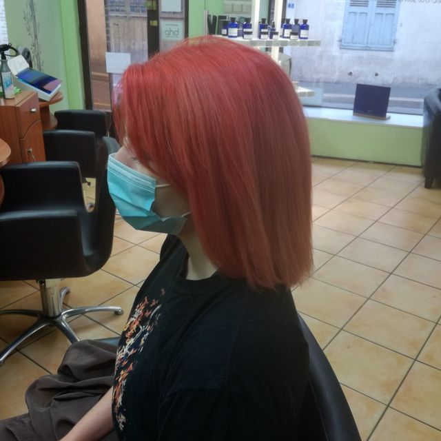 Cheveux rouges coupés au carré