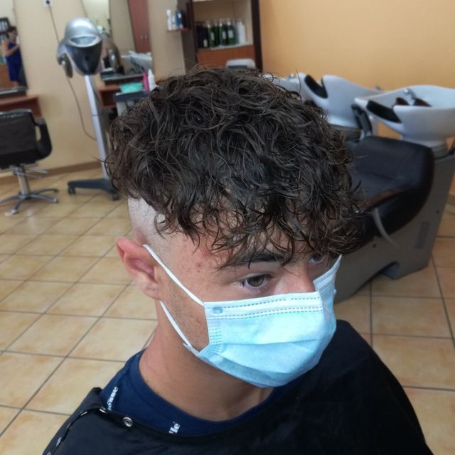 Garçons masqué avec cheveux courts ondulés, vue en plongée