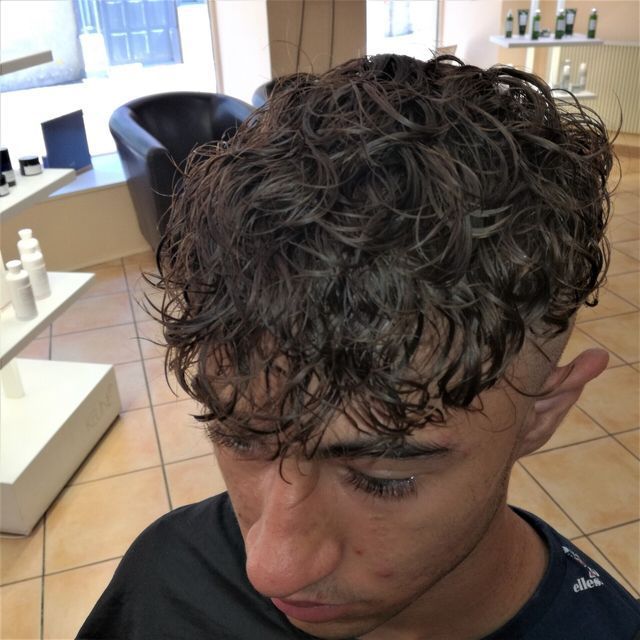 Garçons avec cheveux courts ondulés, vue en plongée