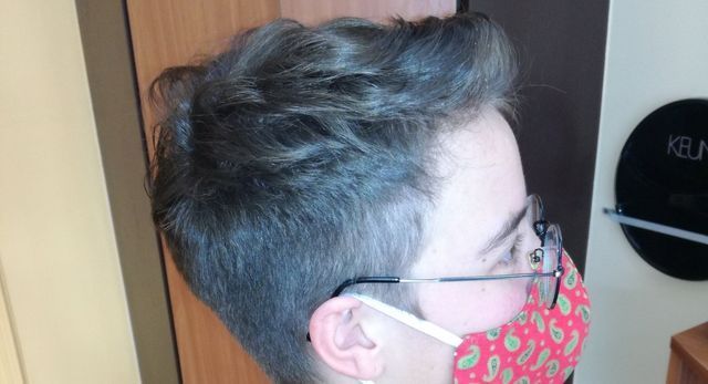 Coupe cheveux très courts vue de profil