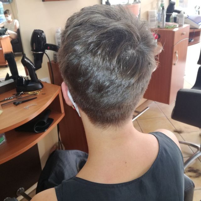 Coupe cheveux très courts vue de dos