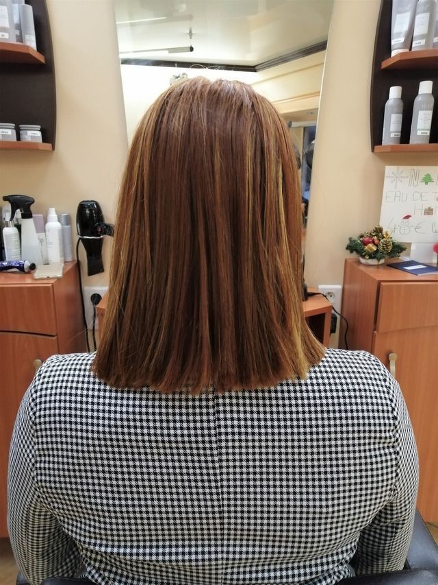 Cheveux mi-longs roux vue de dos