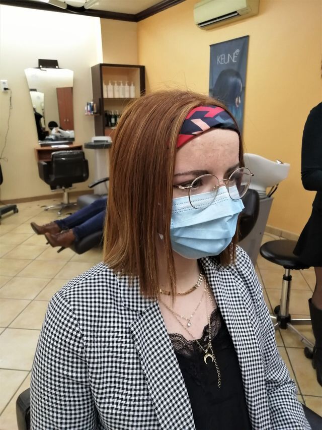 Cheveux mi-longs roux avec bandeau