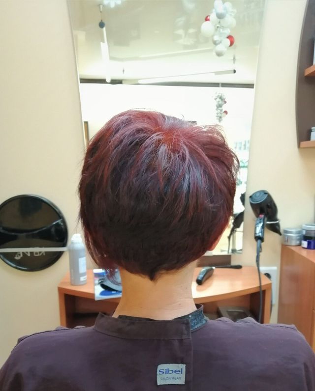 Cheveux courts avec mèches rouges, vue de dos
