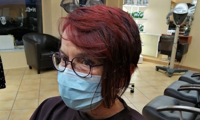 Cheveux courts avec mèches rouges, vue de face