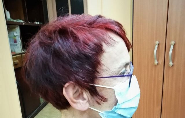 Cheveux courts avec mèches rouges, vue de profil