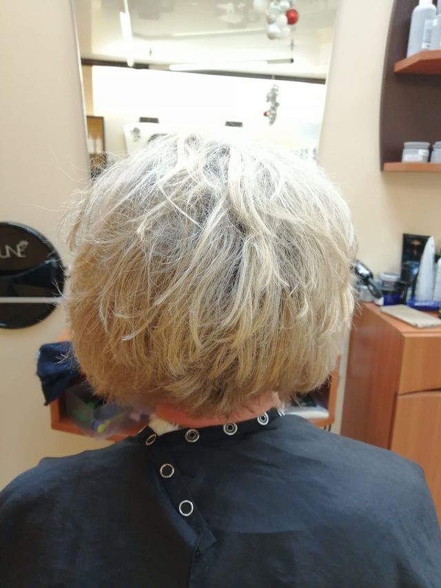 Coupe courte sur cheveux blonds vue de dos