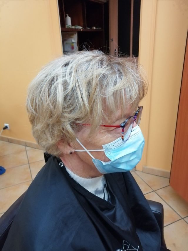 Coupe courte sur cheveux blonds