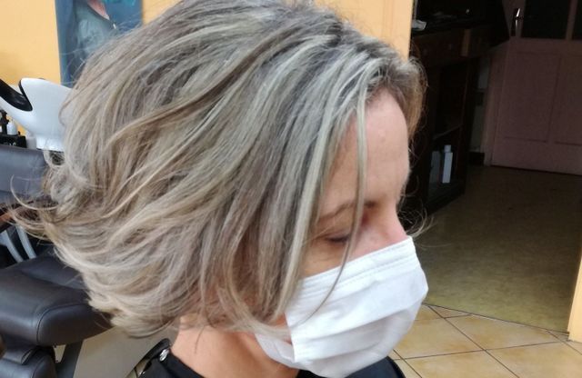 Coupé carré de profil avec mèches argentées