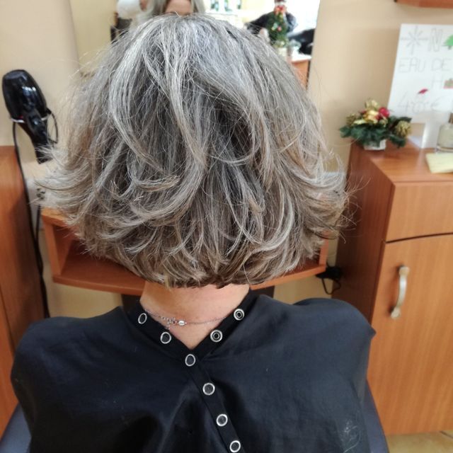 Coupé carré de dos avec mèches argentées