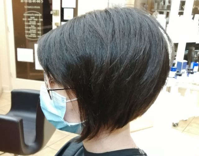 Femme de profil avec carré dégradé sur cheveux bruns