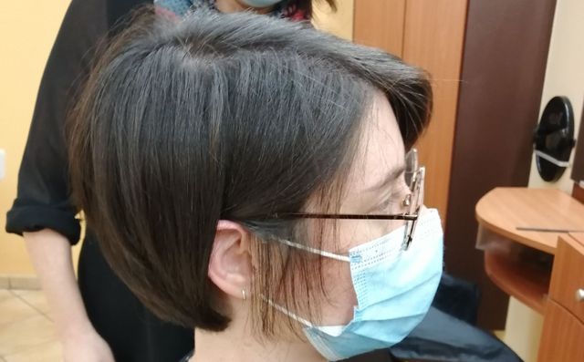 Femme de profil aux cheveux bruns avec carré dégradé